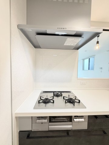 【3口コンロ】　3口コンロなので、複数の調理を同時に進められ、家事の時短につながります。