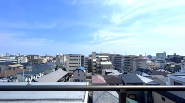 すぐ近くに2号線道路がありますが、騒音は気になりません。夏になると近くの花火が見えるためご家族みなさまで季節をお楽しみいただけます♪