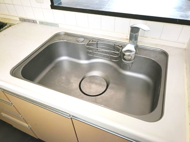 【シンク】　広めのシンクは大きな鍋やお皿もまとめて洗いやすく、後片付けの時間もぐっと短縮でき、毎日の家事がはかどります。