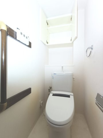 【トイレ】　清潔感のある落ち着いたトイレは、家族みんなが一日に何度も使う場所だからこそ、心地よい設計にこだわっています。