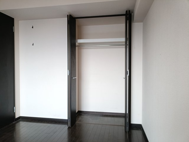 【洋室約6.5帖　収納】　奥行きのあるクローゼットで、衣類や布団もたっぷり収納でき、居室をすっきりと広く使えます。