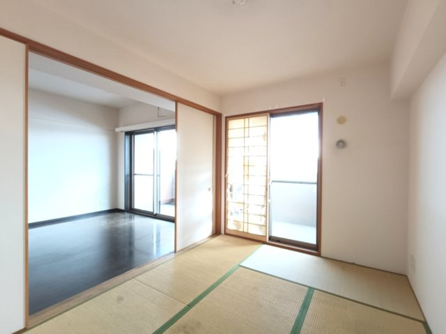 【和室約6.0帖】　和室は畳の柔らかな感触が心地よく、客間や寝室として季節を問わず多目的に使える癒しの空間です。