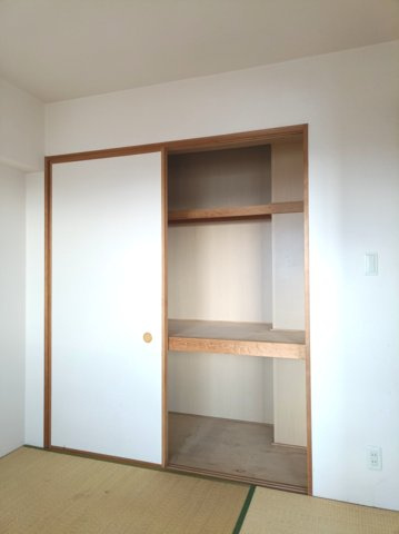 【和室約6.0帖　押入】　奥行きのある押入は布団や季節用品もまとめて収納でき、和室をいつもすっきりと保てます。