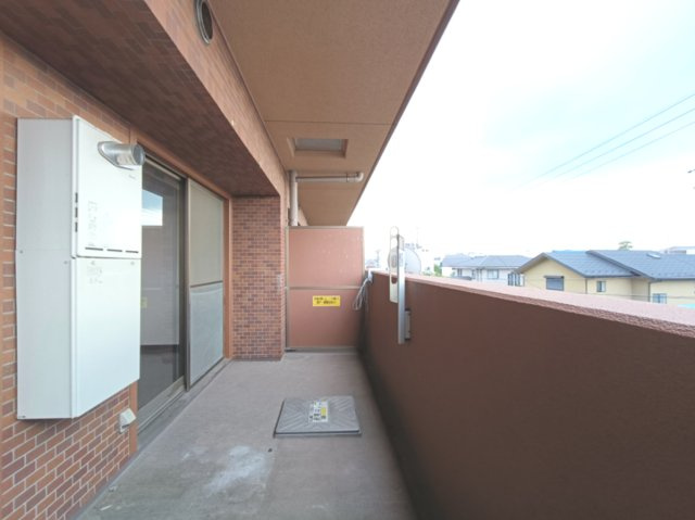 【バルコニー】　洗濯物を気持ちよく干せるバルコニーは風通しも良く、日々の暮らしにゆとりを感じられる空間です。