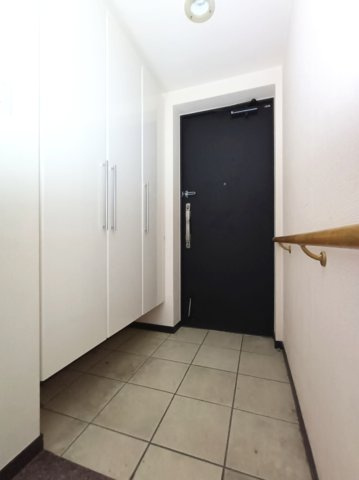 【玄関】　明るい玄関は来客時の第一印象を良くし、扉を開けた瞬間から気持ちよく出迎えられる空間です。