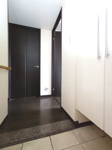 【廊下】　落ち着いた雰囲気の廊下は各部屋への行き来がスムーズで、住まい全体の使いやすさを感じられます。