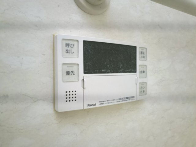 【給湯器】　最新の給湯器はお湯の温度調整もしやすく、キッチンや浴室で快適に使えます。