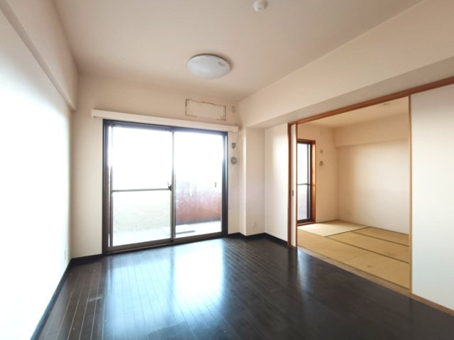 【LDK約12.9帖】　窓からたっぷりと光が差し込む居間スペースは、日々の暮らしにゆとりと安らぎをもたらし、心地よい時間を演出します。
