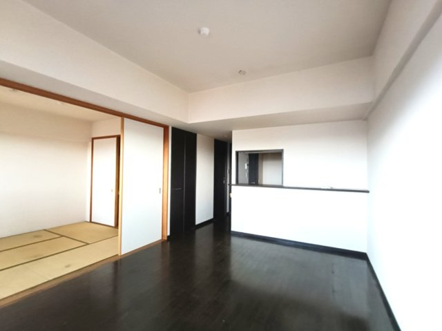 【LDK約12.9帖】　キッチンと一体になったダイニングスペースは、料理をしながら会話も楽しめる、賑わいのある暮らしを演出します。