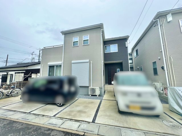 令和5年8月築の中古戸建です。カースペース2台可能な4LDKの建物になります。前面道路も6ｍあり駐車もラクラクです。是非、現地ご覧ください♪