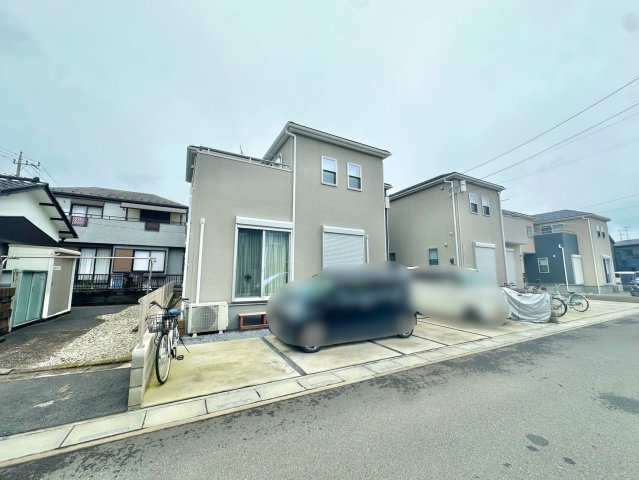 令和5年8月築の中古戸建です。カースペース2台可能な4LDKの建物になります。前面道路も6ｍあり駐車もラクラクです。是非、現地ご覧ください♪