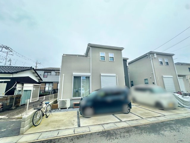 令和5年8月築の中古戸建です。カースペース2台可能な4LDKの建物になります。前面道路も6ｍあり駐車もラクラクです。是非、現地ご覧ください♪