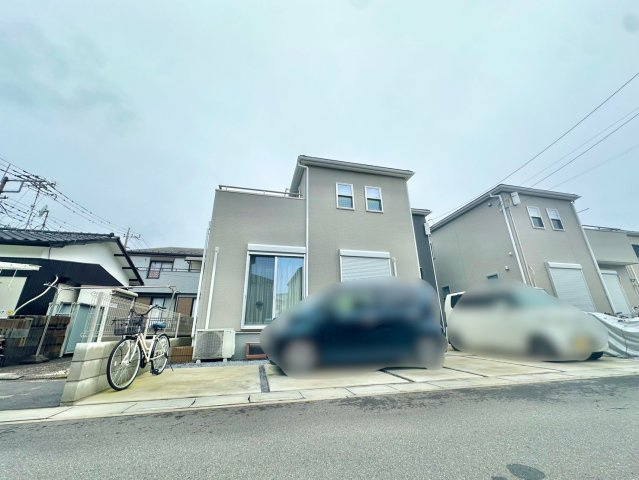 令和5年8月築の中古戸建です。カースペース2台可能な4LDKの建物になります。前面道路も6ｍあり駐車もラクラクです。是非、現地ご覧ください♪