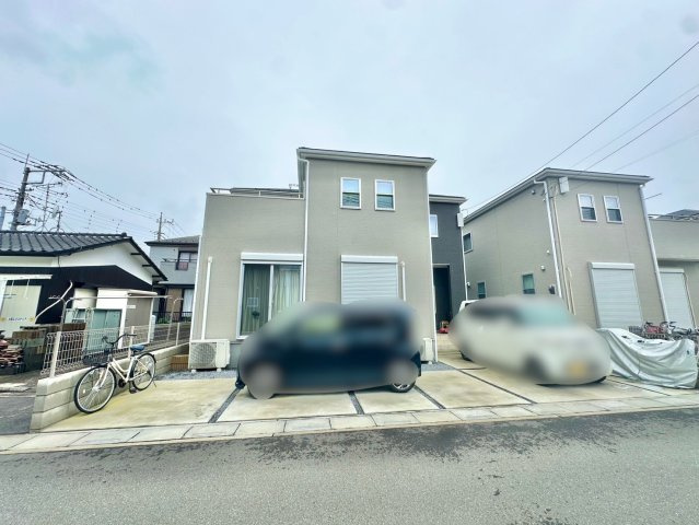 令和5年8月築の中古戸建です。カースペース2台可能な4LDKの建物になります。前面道路も6ｍあり駐車もラクラクです。是非、現地ご覧ください♪