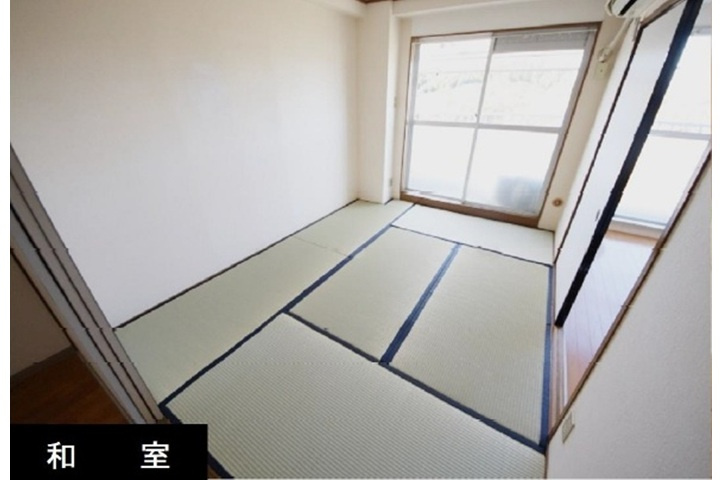 大きな窓から差し込む明るい光に包まれる和室でお昼寝を楽しむのもいいですね