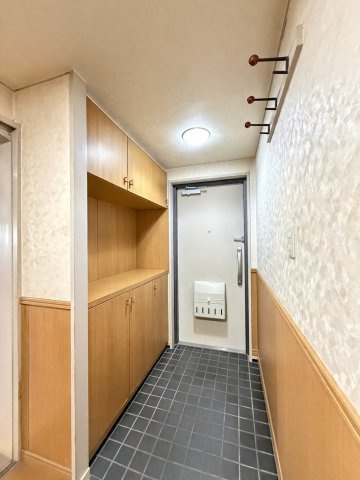 木の温もりを感じる玄関。収納充実でスッキリ片付き、リフォーム履歴もあり気持ちよくお使いできます。