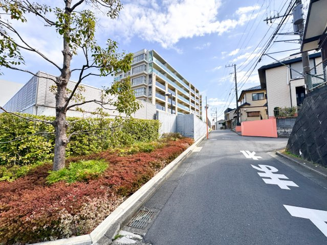 【現地周辺】長閑な景色が広がり、緩やかに時間が流れる緑豊かで閑静な住宅街です