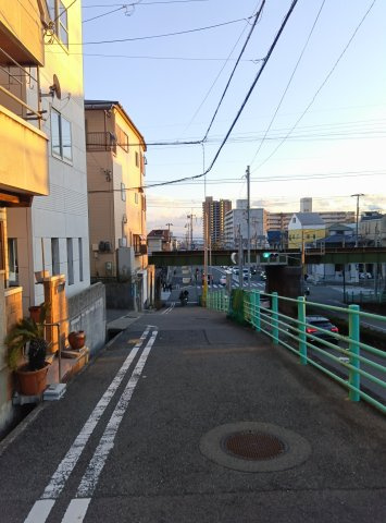 西側前面道路写真（北側から撮影）・一方通行なので車両衝突事故リスクも軽減されます
