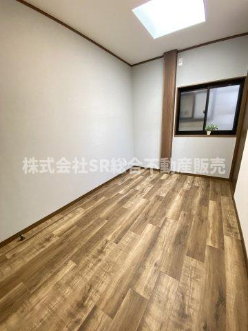3F・洋室5帖。落ち着いて過ごせるお部屋なので、寝室にいかがでしょうか