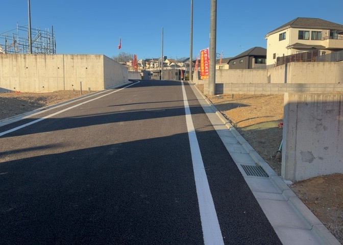 土地の形が極端に長細かったり、狭小地、あるいは道路との高低差がある傾斜地だった場合、後々売ろうとしても買い手がつかない場合もあります。後々、売却することになった時に価値の下がらない土地を選びましょう。