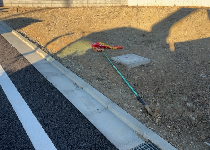 家を建てる場合、方位は要チェックです。現実的に日当たりのよい家ならばリビングは南側、建築基準法でも北側に当たる家への配慮は求められています。土地を見学に行く際は、方位磁針を持って行くようにしましょう。