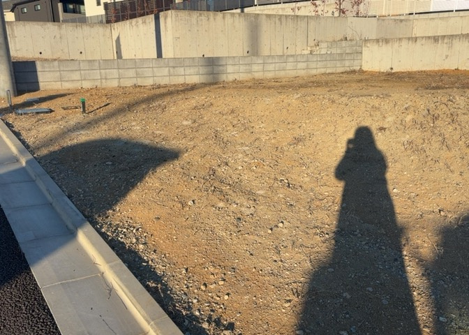土地を買う際、住む地域の自治体や福祉の補助制度にも注目してみましょう。子供や老人の医療補助やゴミ出しのルールなど、自治体によってルールに大きな違いがあるため、暮らしやすい土地で判断するとよいでしょう。
