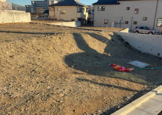 土地の前の道路に消火栓が設置されていることがあります。この場合、道路交通法第45条第1項により、駐車禁止の場所が指定されています。そのため、車庫などの駐車スペースをつくることができない場合があります。