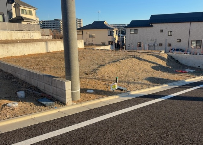 現地に行くなら、物件の周囲の地形がどうなっているかを見ることも大切です。周辺より低くなっている土地では、大雨などで水が集まりやすいため、地盤が弱くなっているということも考えられるため、注意が必要です。
