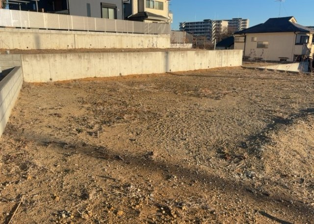 土地購入を検討されている場合、境界杭がない状態で購入してしまうと境界確定測量をする必要があり、費用がかかります。購入の前に、売主、隣土地所有者立ち合いのもと境界を確定し境界杭を設置するのがベストです。