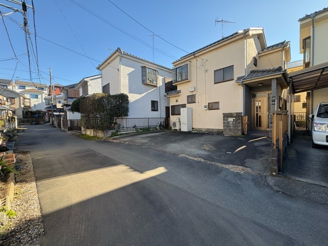 隣家の土地はどうなっているのか、生活利便施設が近くにあるのか、学校まで近いかなど、お客様のライフスタイルにあわせたイメージが重要です。また、近くにあると困る施設が近くにないかも確認するといいでしょう。