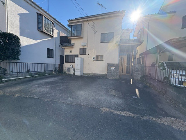 土地購入を検討されている場合、境界杭がない状態で購入してしまうと境界確定測量をする必要があり、費用がかかります。購入の前に、売主、隣土地所有者立ち合いのもと境界を確定し境界杭を設置するのがベストです。