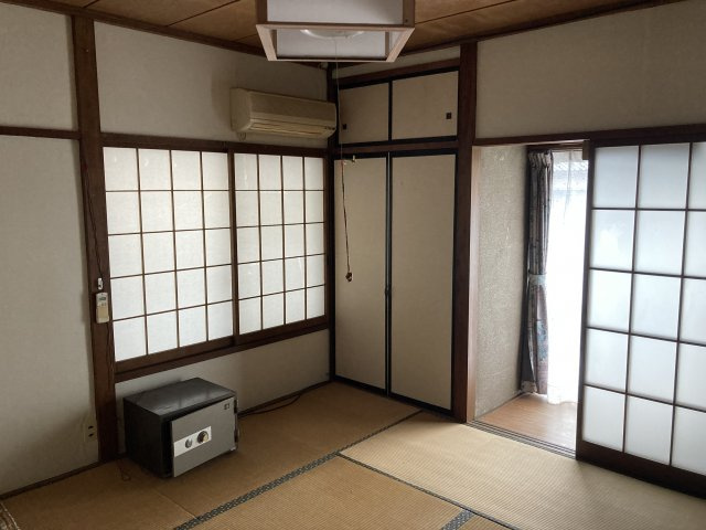 奥の建物の2階の和室です。障子を閉めると落ち着いた雰囲気を醸し出します。