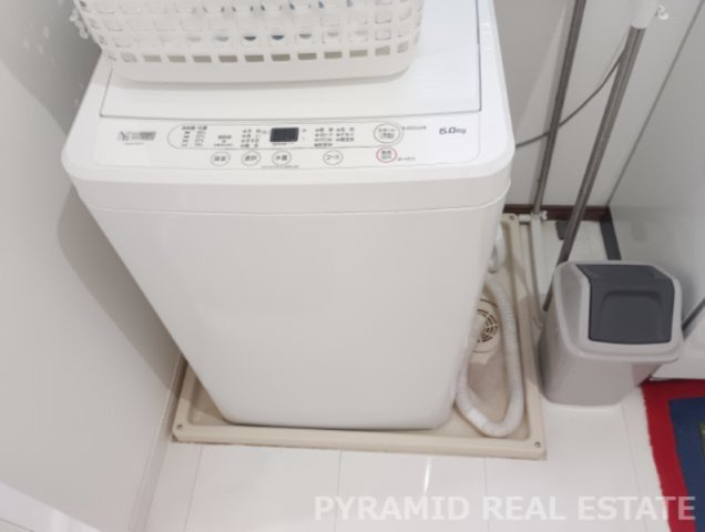 ラックや小物置きも設置しやすい、納まりの良いスッキリとした洗濯機スペース。