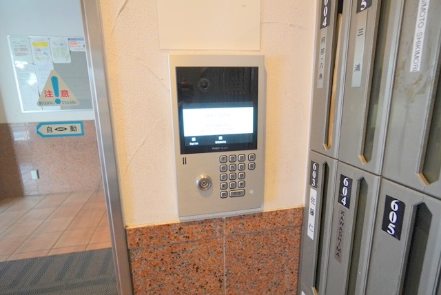 訪問者の顔が確認できるモニター付きインターフォン☆