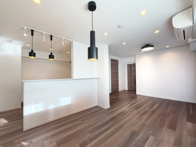 約13.8帖のLDK空間（2023年に大規模リフォーム済みで室内状況良好/家具消しVR画像加工有り）