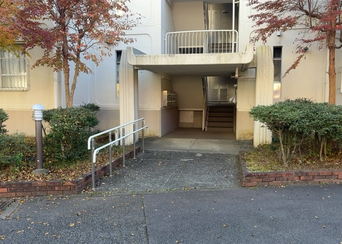 マンションのエントランスには、もともと風よけや防犯の役割がありますが、マンションによって宅配ボックスなどの設備が備わっている所もあります。日々の生活をイメージしながら生活しやすさをチェックしましょう。