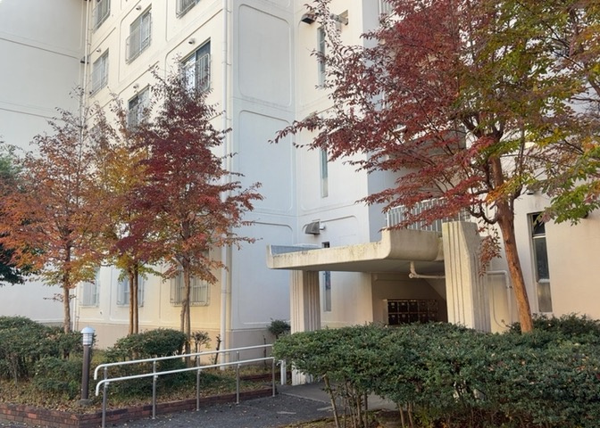受付はマンションコンシェルジュがいる場合もあれば、管理人が滞在する小部屋を総称して呼ぶことがあります。主にエントランスに設置されていることから、防犯面でも期待ができます。防犯設備がない場合はより安心！
