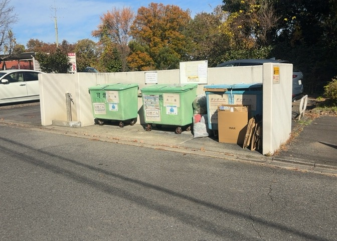 共有部分は、住民なら誰もが使える設備のこと。例えば駐車場やエレベーター、インターネット設備、セキュリティ設備などがあります。他にも、マンションの廊下・外部階段やエントランス・ゴミ置き場などがあります。