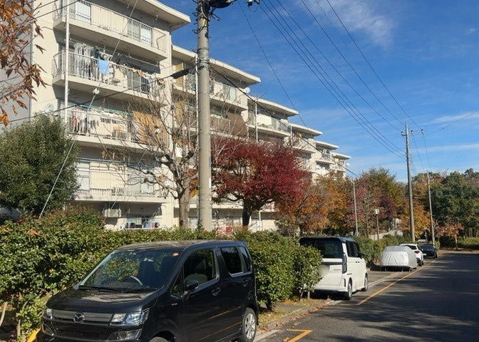隣家の土地はどうなっているのか、生活利便施設が近くにあるのか、学校まで近いかなど、お客様のライフスタイルにあわせたイメージが重要です。また、近くにあると困る施設が近くにないかも確認するといいでしょう。