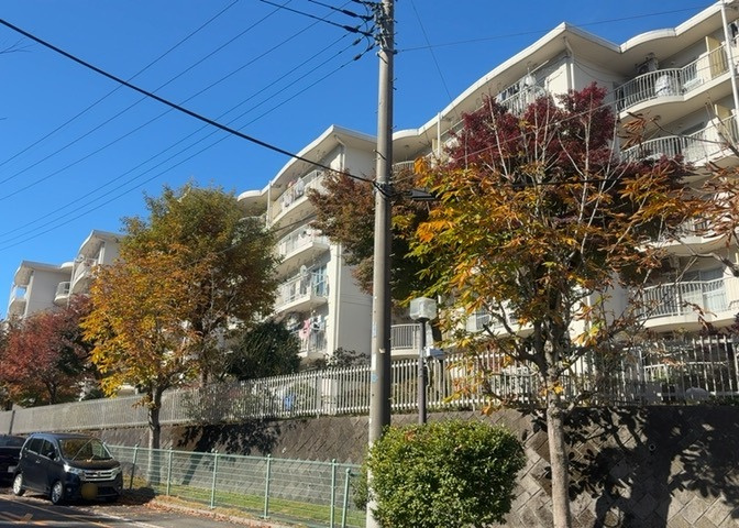眺望の良さを楽しめるダイニングキッチンで家族団らんの時間を過ごしてはいかがでしょうか。バルコニーから見える景色を家族で眺める時間は、時間が経つのを忘れてしまいそうですね。是非、現地を見に行きましょう！