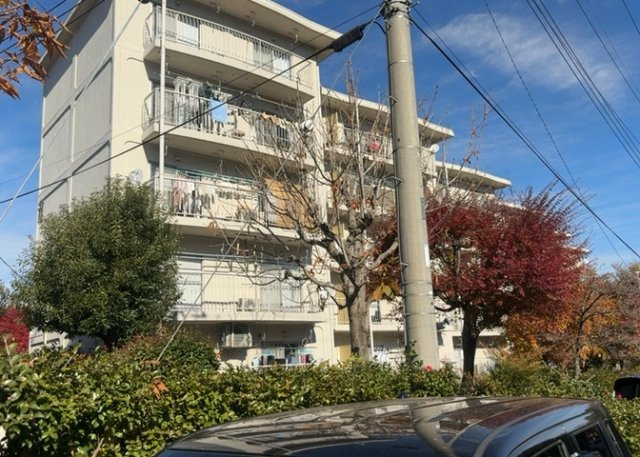 ＲＣ造、Reinforced　Concreteは直訳すると補強されたコンクリートです。主に柱や梁・床・壁が鉄筋とコンクリートで構成おり、鉄筋を組んだ型枠にコンクリートを流し込んで固めたものを指します。