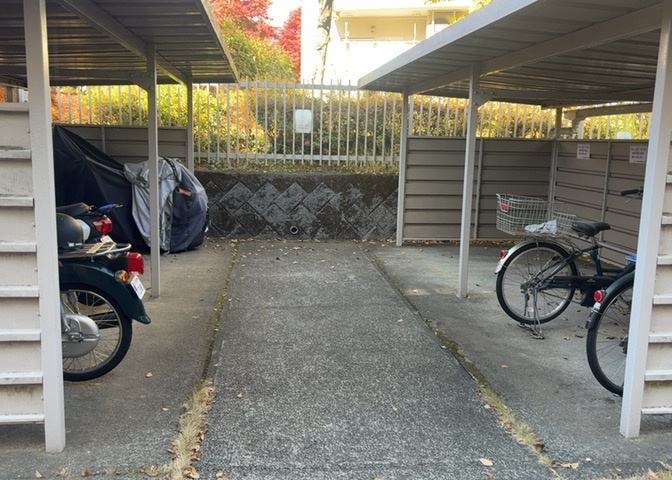 車一台あたりに必要なスペースは、標準サイズの普通自動車で横幅2m50cm、長さ5mは必要になります。ただし、乗降のことも考慮して横幅3m30cm、長さ5m50cmほどは確保できるところを選びましょう。