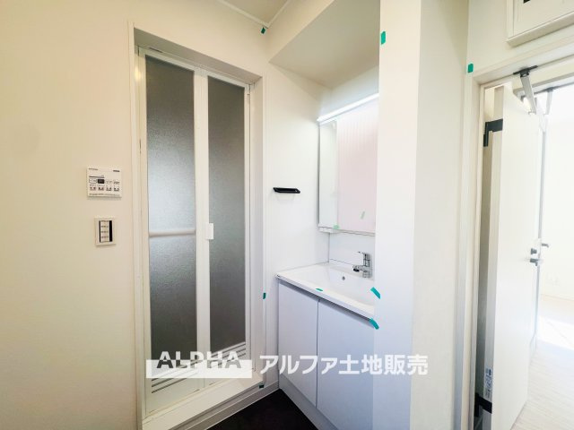 【Laundry　space】　◆ランドリースペース◆広々した空間で雨の日でも十分に洗濯物を乾かすことが出来ます。バスルームには浴室換気乾燥機も付いているので重宝しますね。