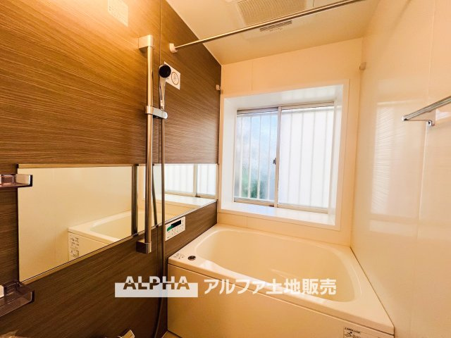 【Water　heater】　◆給湯器◆追い炊き機能付きで、いつでも心地よい温度のお風呂に。家族それぞれの時間に合わせて、ゆったりとくつろげます。　