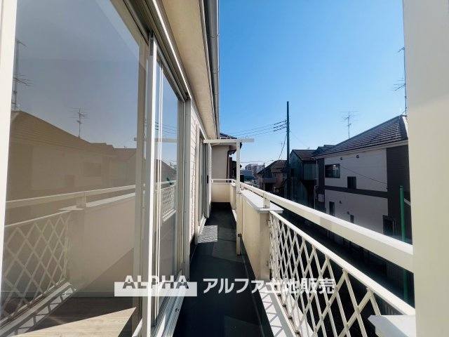 【Balcony】◆バルコニー◆日当たりの良いバルコニーは、洗濯物がよく乾くだけでなく、外の空気を感じながらひと息つける場所。暮らしに心地よい余白をもたらします。