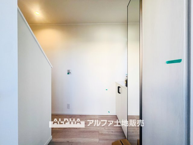 【Entrance】　◆玄関◆出勤。いってきますの声が楽しげに聞こえてくる。ドアーの音も心地よく爽やかな朝の時間が流れます。