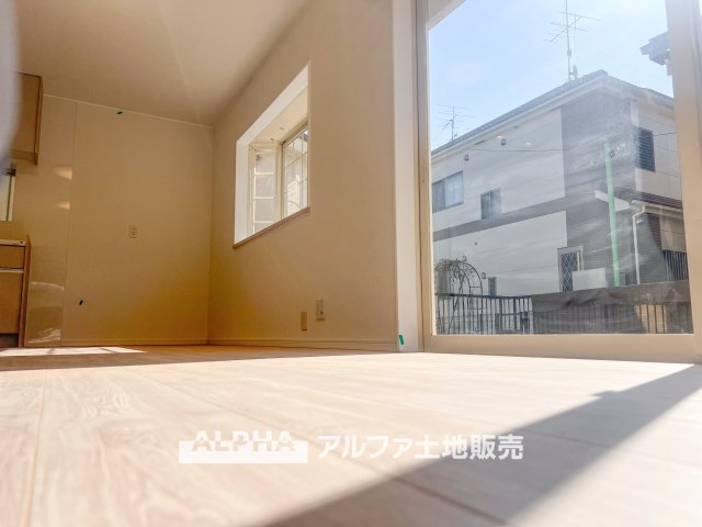 【A　place　that　feels　right】◆自然と人が集まる◆　広がりを感じる住空間と、手触りのある落ち着いた雰囲気。　ここで重ねる毎日が、暮らし方そのものを静かに変えていく。