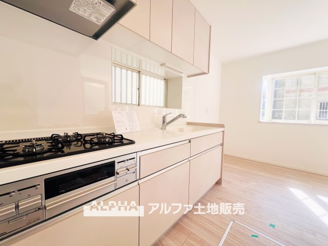 【Happy　circle　Kitchen】　◆団欒キッチン◆キッチンからは家族の団欒が飛び交い明るい陽射しを浴びながらの朝食は楽しく素敵な時を奏でる空間。