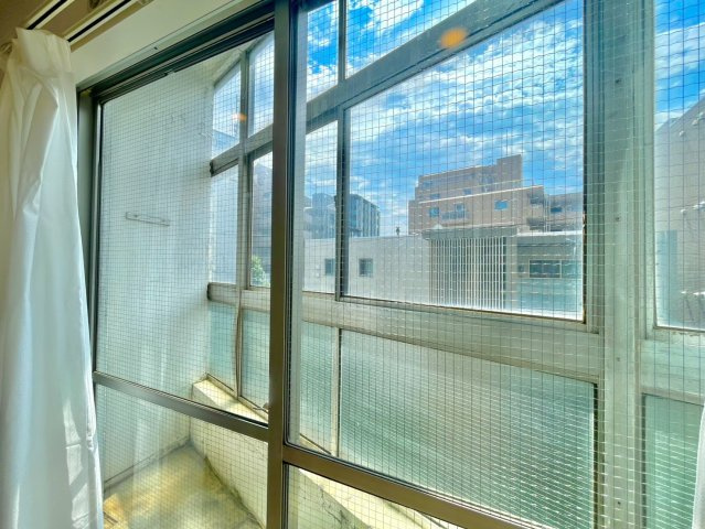 サンルーム。採光性豊かな大開口、夏場は二重窓となり断熱性も兼ねた空間です。