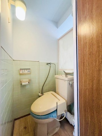 温水洗浄機付きのトイレです♪